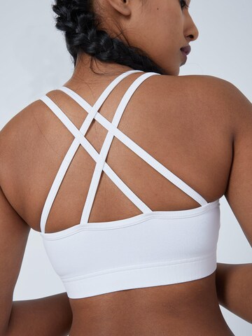 SPORTKIND Medium Support Sport-BH 'Crossed Straps'‌‌‌ in Weiß