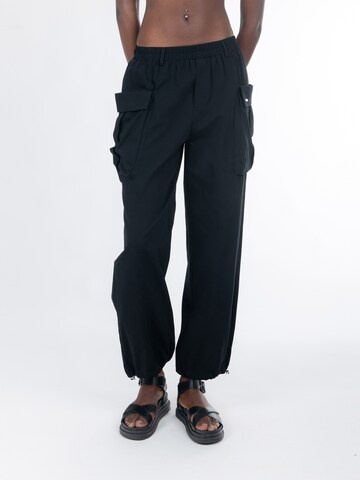 Wide leg Pantaloni cargo 'Drawstring' di Influencer in nero: frontale