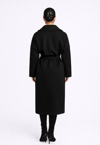 Elara Mantel in Schwarz