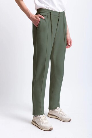 UNIQVIBE Regular Trousers in Green