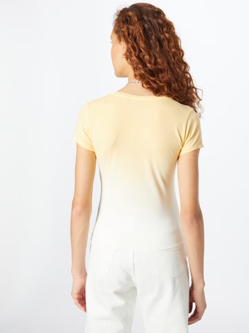 GUESS - Camiseta en amarillo
