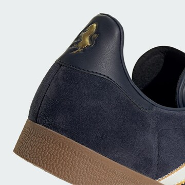 Baskets basses 'Gazelle Manchester United Terrace Icons' ADIDAS ORIGINALS en bleu