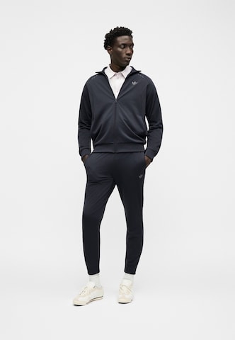 ADIDAS ORIGINALS Костюм для бега 'TECH ESSENTIALS' в Серый