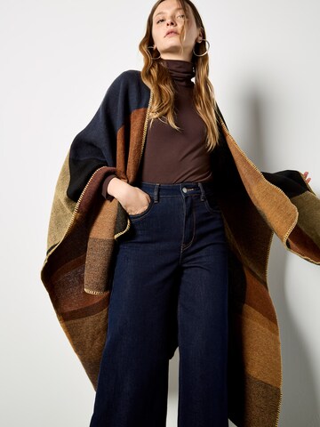 Apricot Large Squares Blanket Cape ' ' in Braun: Vorderseite