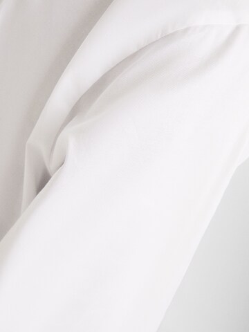 Bershka Regular fit Риза в бяло