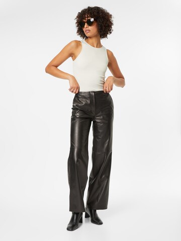 Wide leg Pantaloni cu dungă de la Calvin Klein pe negru