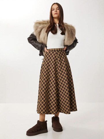 Gonna di Happiness İstanbul in marrone