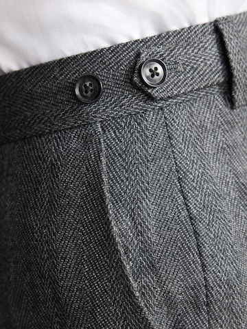 Regular Pantalon à plis Next en gris