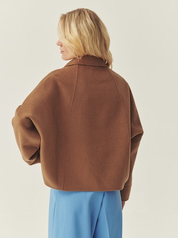 TATUUM - Casaco meia-estação em castanho