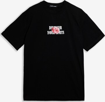 OVER STREET - Camiseta 'Camiseta negra discover your limits oversized tee' en negro: frente