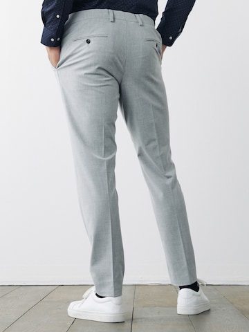 Slimfit Pantaloni con piega frontale 'Motion Flex' di Next in grigio