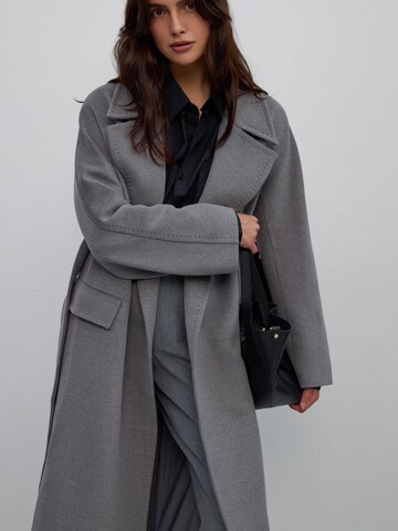 Estro - Abrigo de invierno '465' en gris