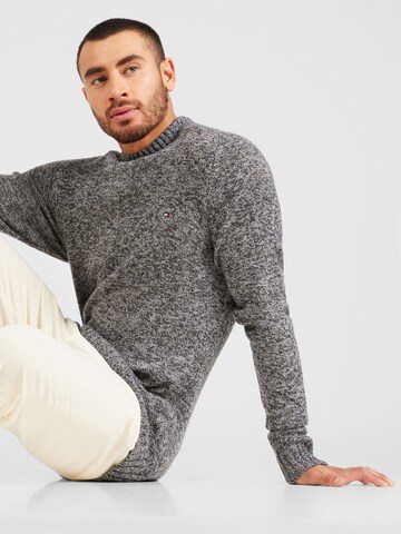 TOMMY HILFIGER Sweater in Grey