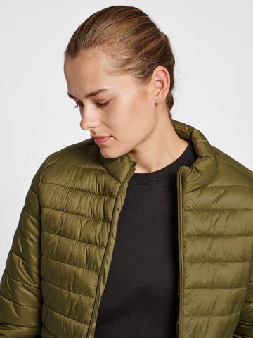 Veste mi-saison Hummel en vert