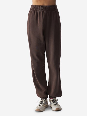 Effilé Pantalon de sport 4F en marron : devant