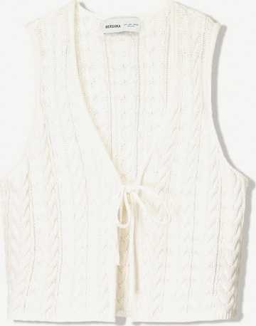 Bershka Neuletakki värissä valkoinen: etupuoli