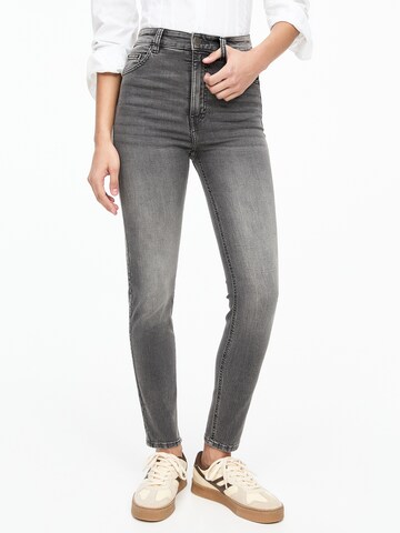 Pull&Bear Skinny Jeans in Grey: front