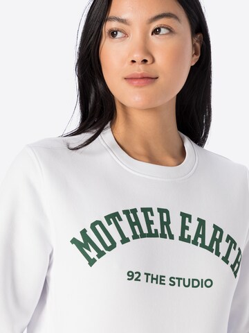 92 The Studio Sweatshirt 'Mother Earth' in Wit