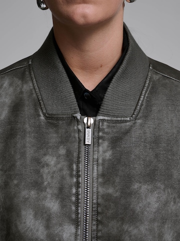 Veste mi-saison 'Leather Bomber' AEMMI en gris