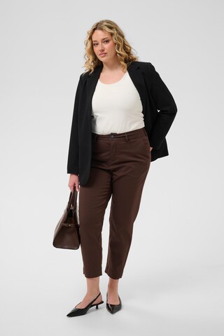 KAFFE CURVE Slimfit Chino nadrág 'KCleana' - barna