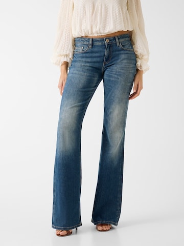 GUESS Flared Jeans in Blue: front