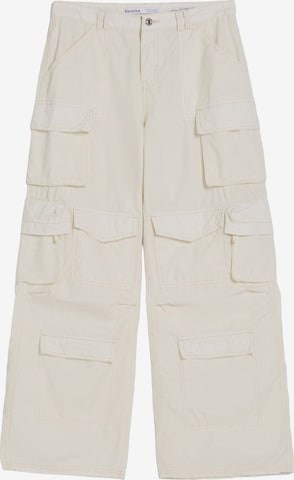 BershkaLoosefit Cargo hlače - bijela boja: prednji dio