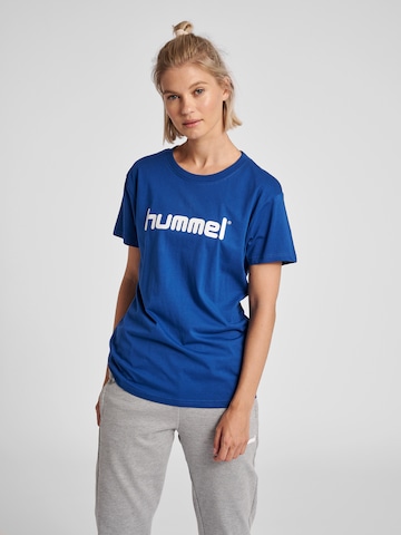 Hummel - Camiseta en azul: frente