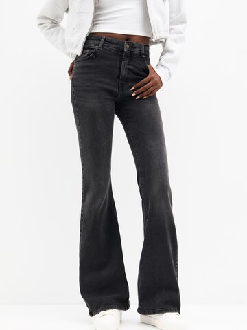Flared Jeans di Pull&Bear in grigio: frontale