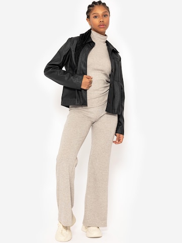 SASSYCLASSY Flared Hose in Grau