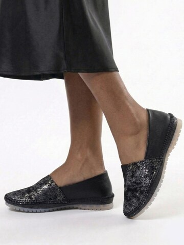 Maciejka Slip-ons '1930W-47/00-0' in Black