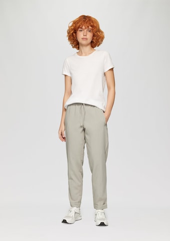 QS Tapered Broek in Grijs: voorkant