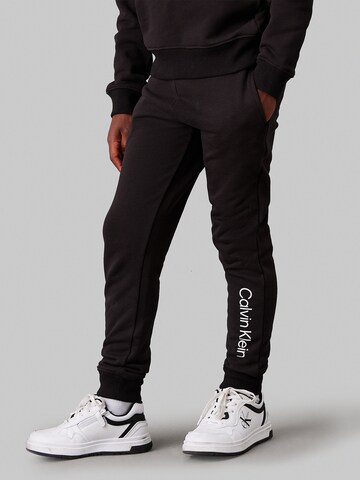 Calvin Klein Jeans - Tapered Calças em preto