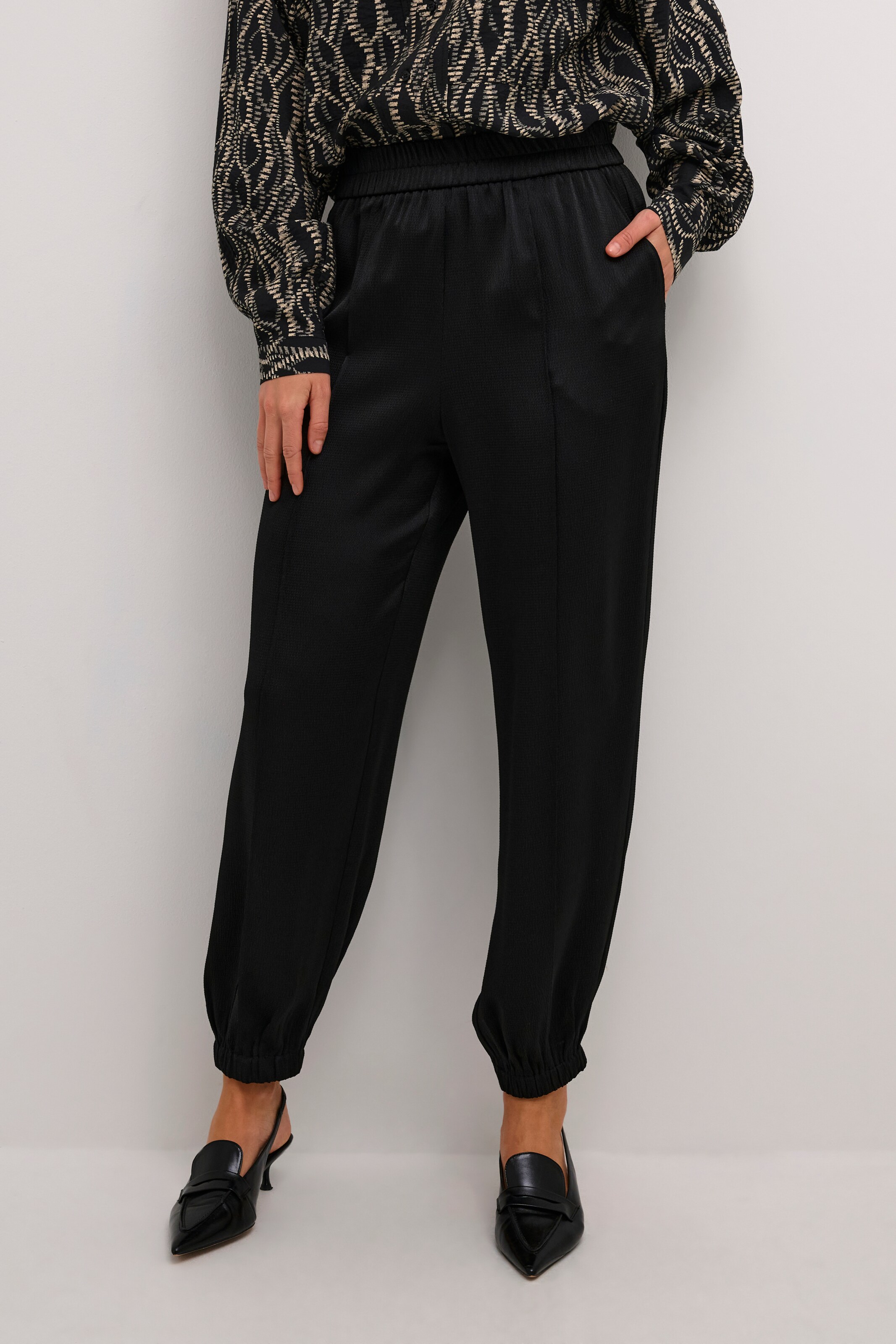 Kaffe Tapered Pants 'Ingrid' in Black: front