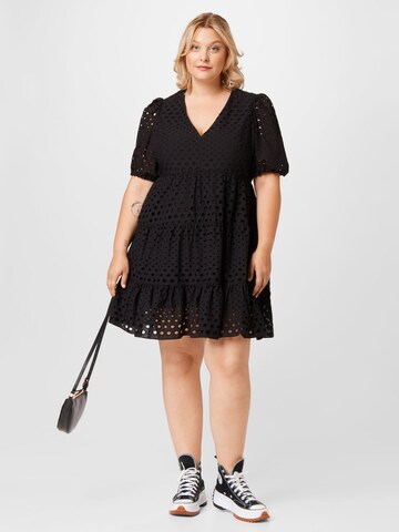 Rochie 'Tuscany' de la Forever New Curve pe negru