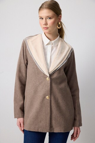 Veste mi-saison Touche Prive en marron : devant