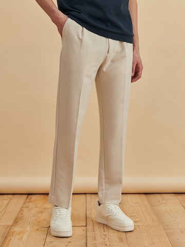 DAN FOX APPAREL Regular Hose 'Gabriel' in Beige: predná strana