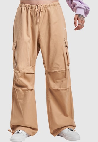 Karl Kani Wide leg Cargobroek in Beige: voorkant