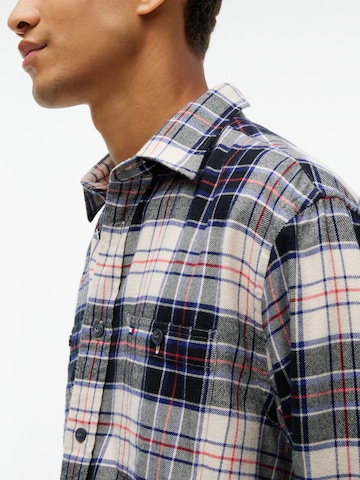 TOMMY HILFIGER Comfort Fit Риза в бяло