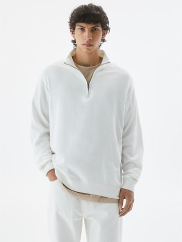 Pull&Bear Sweater in White: front