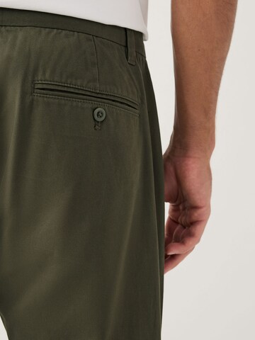 Next Дънки Tapered Leg Панталон Chino в зелено