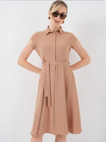 Bigdart - Vestidos camiseiros em castanho: frente