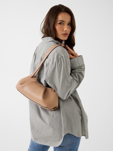 GUESS Schultertasche 'Amorette' in Beige: Vorderseite