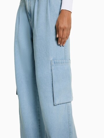 Bershka Wide Leg Jeans med lægfolder i blå