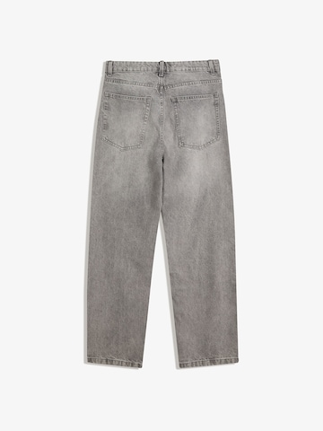 Bershka Baggy Farkut värissä harmaa