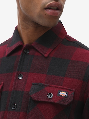 DICKIES - Regular Fit Camisa 'NEW SACRAMENTO' em vermelho