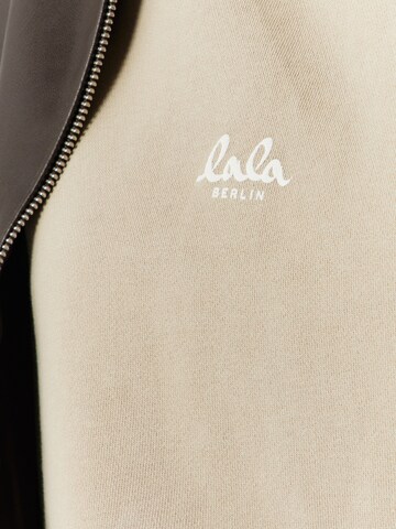 Lala Berlin Collegepaita värissä beige