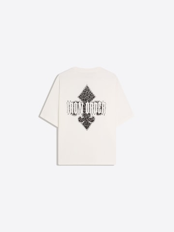 Tricou 'IRON SAINTS' de la Bershka pe alb