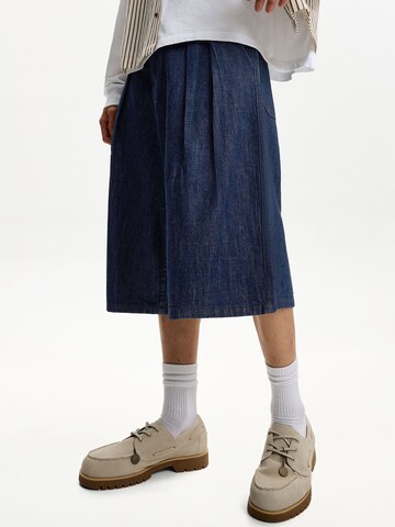 Baggy Jean à pince Bershka en bleu : devant