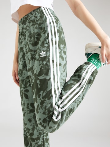 ADIDAS ORIGINALS Zúžený Kalhoty – zelená