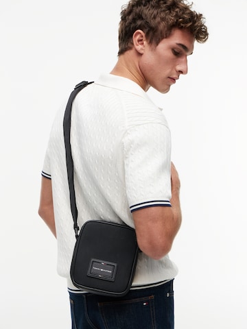 juoda TOMMY HILFIGER Rankinė su ilgu dirželiu 'FOUNDATION'